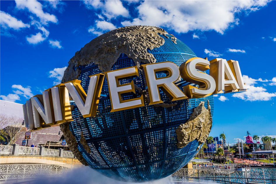 Universal Resort Orlando — фото шара перед входом в парк