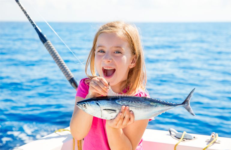 Sea fishing in Miami — photo of a girl with a fishing rod and fish — American Butler