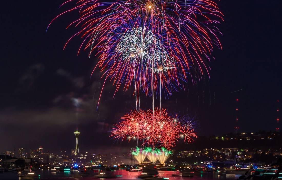 Фото фейерверка в День Независимости у озера Юнион в Сиэтле — American Butler