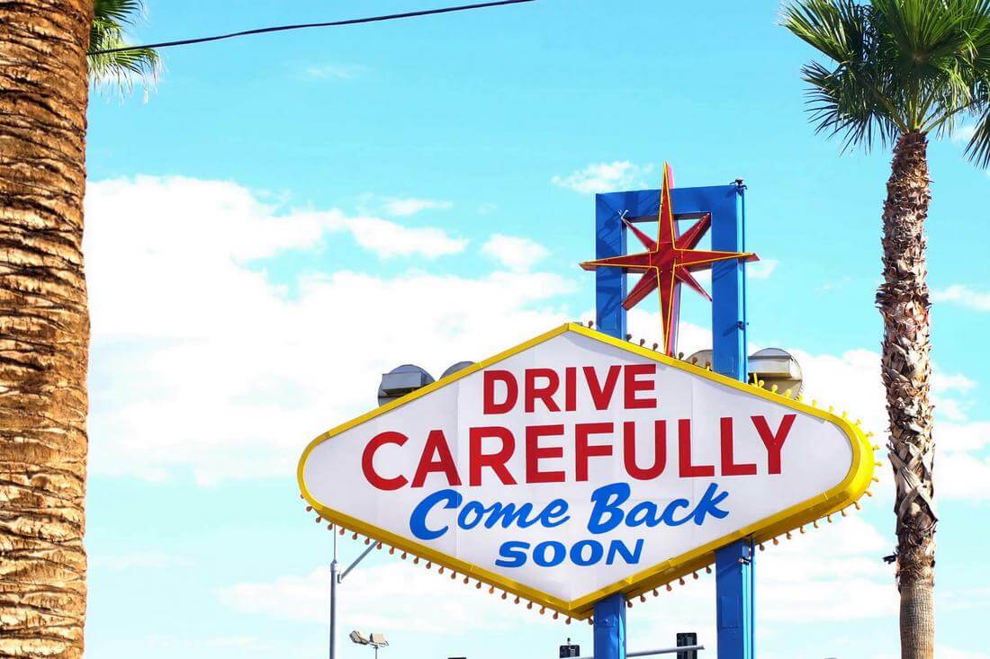 Фото обратной стороны знака Лас-Вегас в США - American Butler