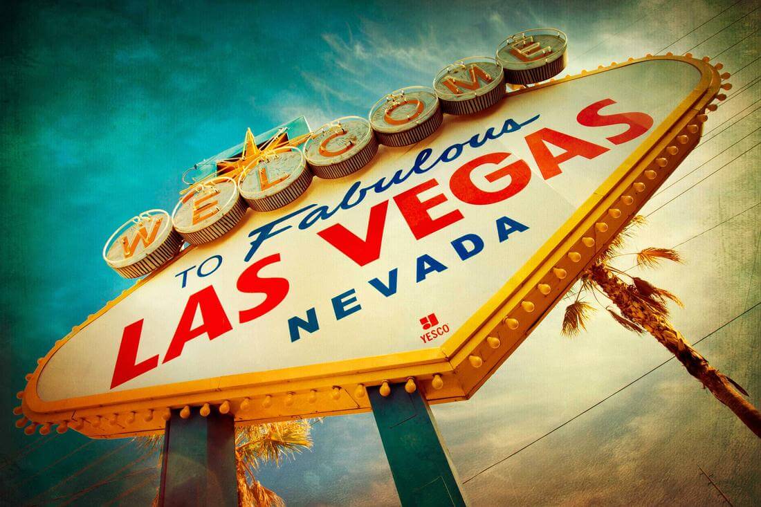 Фото передней стороны знака Welcome to fabulous Las Vegas в Неваде, США - American Butler