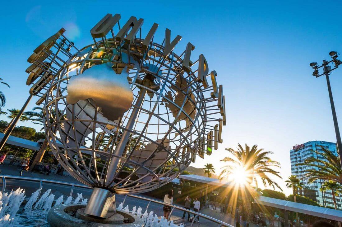 Universal Studios Hollywood — фото глобуса с логотипом студии — American Butler