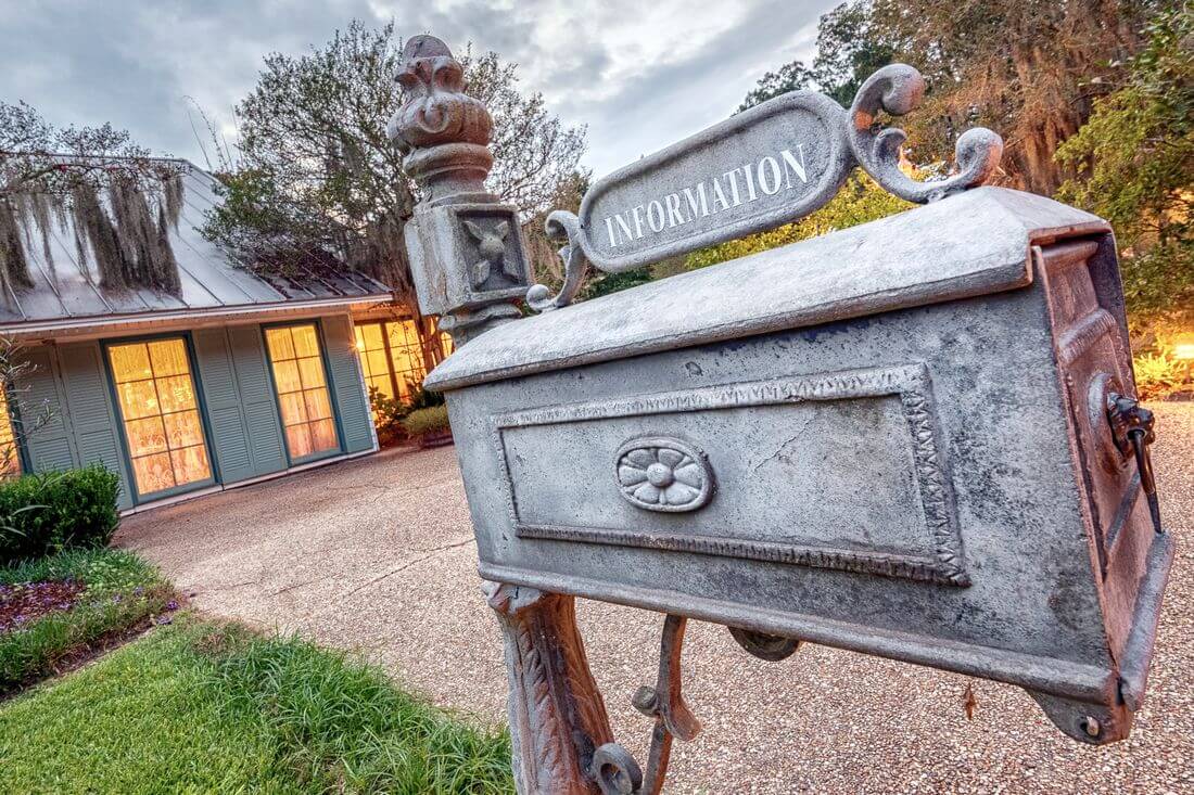 Myrtles Plantation, Louisiana - фото почтового ящика и крыльца - American Butler
