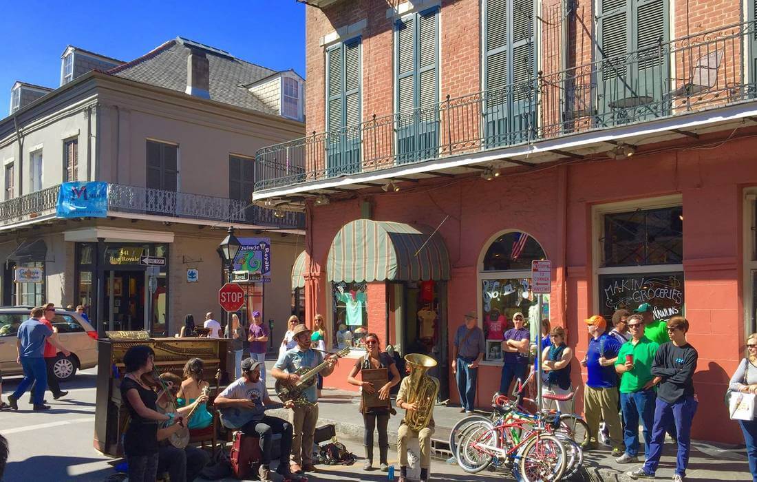 Фото уличных музыкантов и оживленной толпы на Роял-стрит в Новом Орлеане - American Butler
