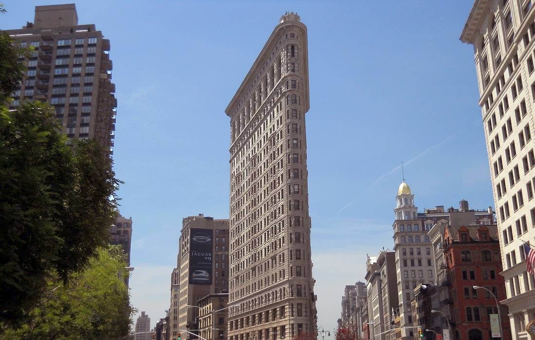 Историческое здание Flatiron Building в Нью-Йорке - фото - American Butler