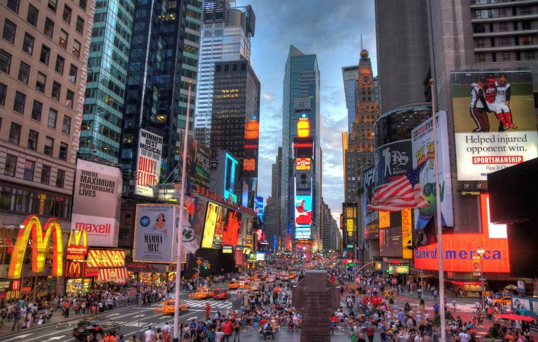 Фото Times Square в Нью-Йорке вечером - American Butler