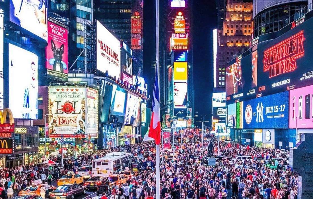 Поток людей на Times Square - фото - American Butler