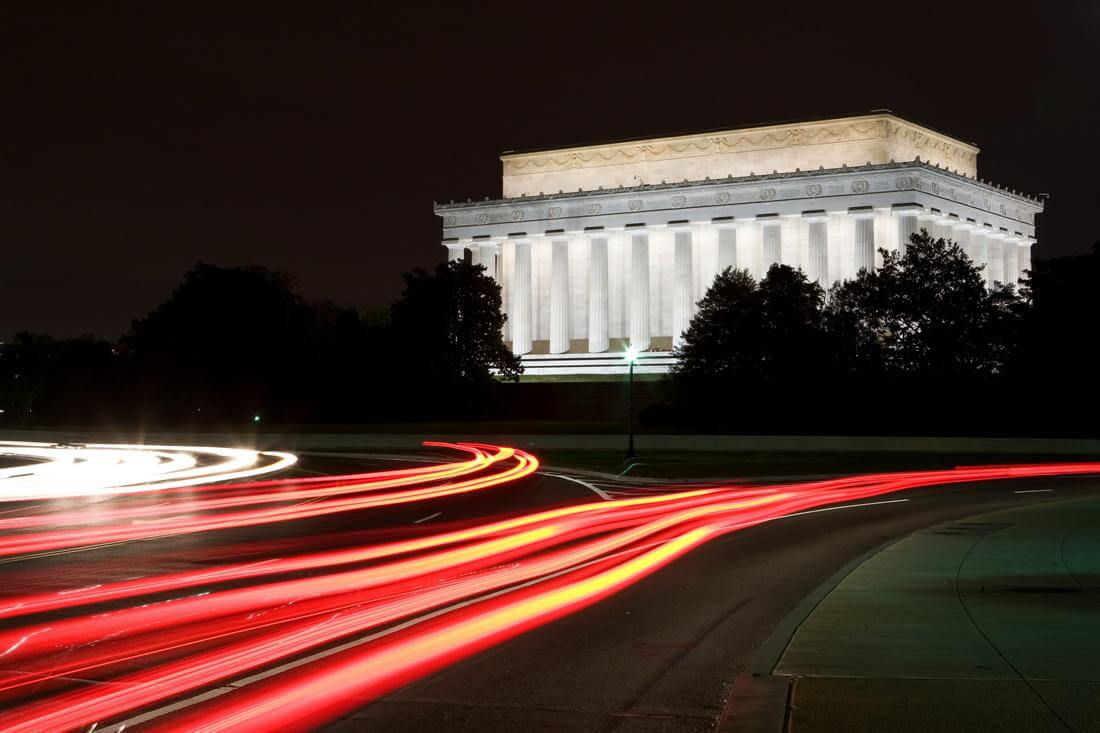 Фото вида на Мемориал Линкольну в Вашингтоне ночью - American Butler