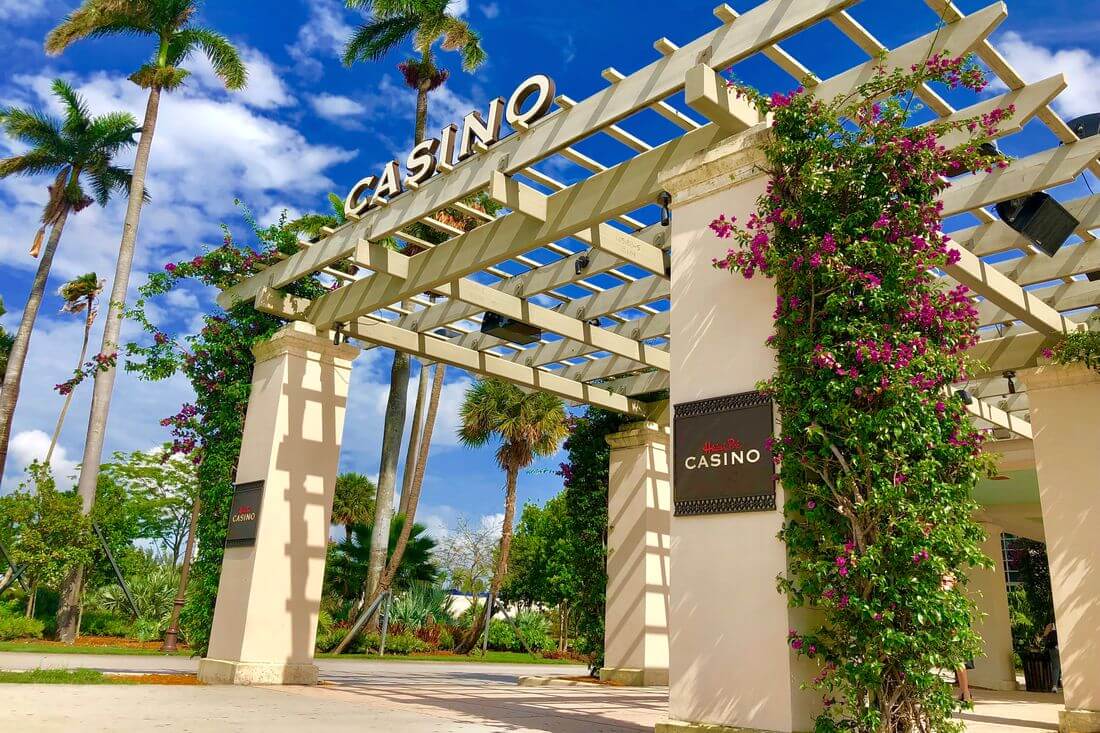Hialeah Park Casino — фото главного входа в казино — American Butler