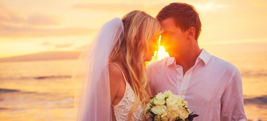Organizing and conducting weddings in Miami and the USA – photos of the bride and groom on the beach at sunset – American Butler