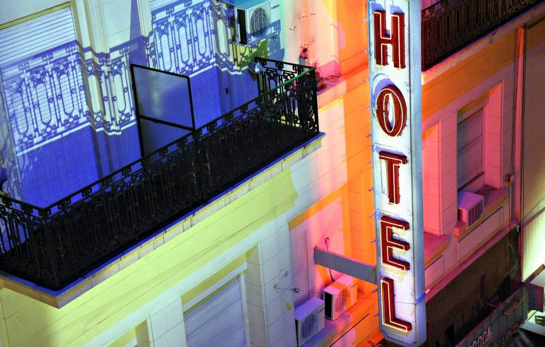 Бронирование отелей в США - фотография вывески американской гостиницы - American Butler