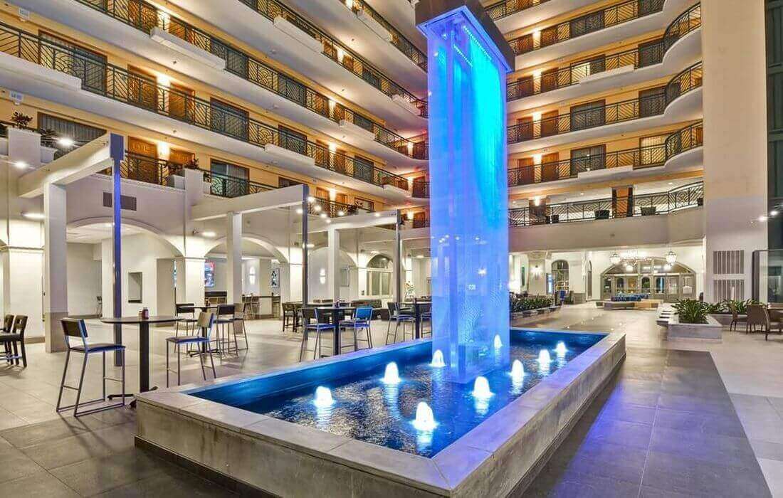 Отели Майами-Бич - фото отеля Embassy Suites - American Butler