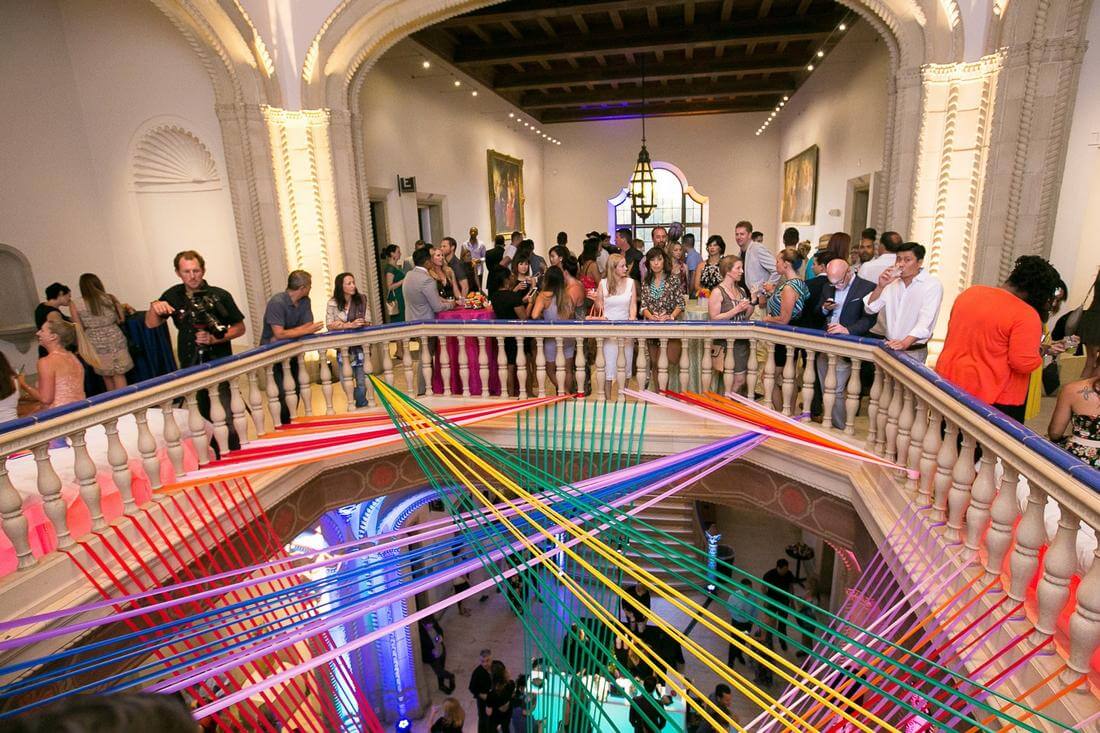 Лучшие музеи Сан-Диего — фото толпы людей на выставке — American Butler