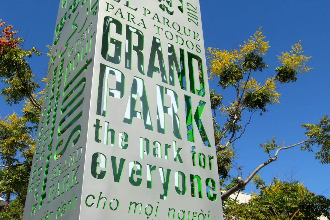 Фото колонны с названием парка - Grand Park в Лос-Анджелесе - American Butler
