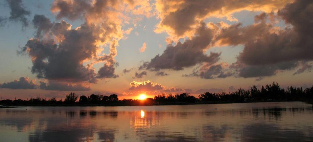 Amelia Earhart Park — фото заката над озером — American Butler