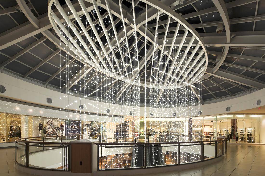 Красивые новогодние декорации в торговом центре Aventura Mall — American Butler