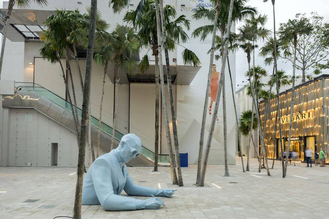 Майами Дизайн-Дистрикт — фото скульптуры внутри торгового центра — American Butler