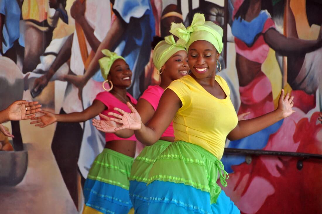Фото танцовщицы на фестивале в Литтл-Гаити в Майами — American Butler