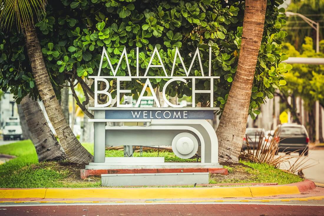 Miami Beach — фото знака Майами-Бич на въезде в город — American Butler