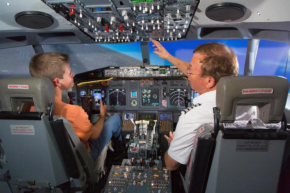 Flight simulation on a civilian aircraft in the USA - photo of the instructor in the cockpit