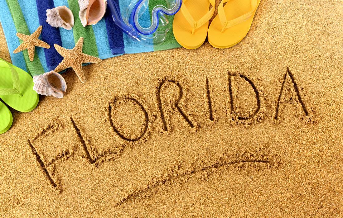 Пляжи штата Флорида — фото названия на песке со шлёпками и полотенцем — American Butler