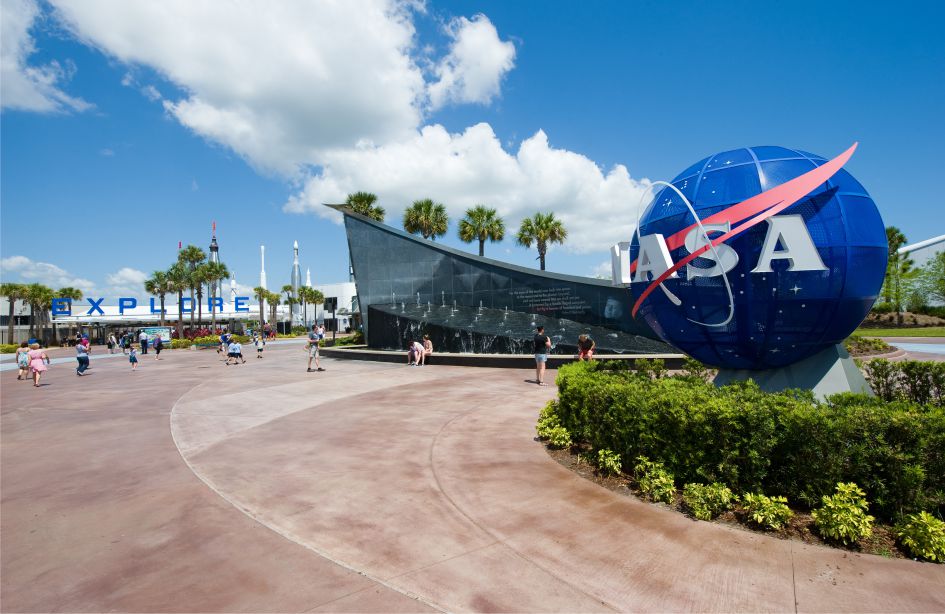 Космический центр NASA во Флориде — фото главного входа в музей космонавтики — American Butler