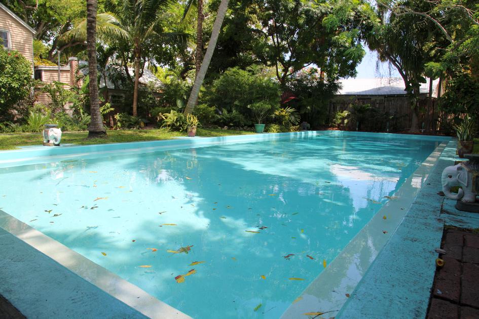 The Ernest Hemingway Home and Museum - фото достопримечательности острова: бассейн в доме Хемингуэя - American Butler