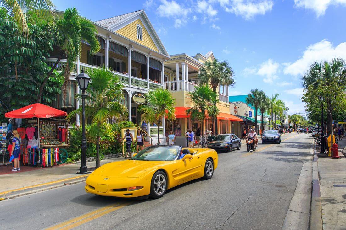 Фото улицы Дюваль-стрит на острове Ки-Уэст во Флориде — American Butler