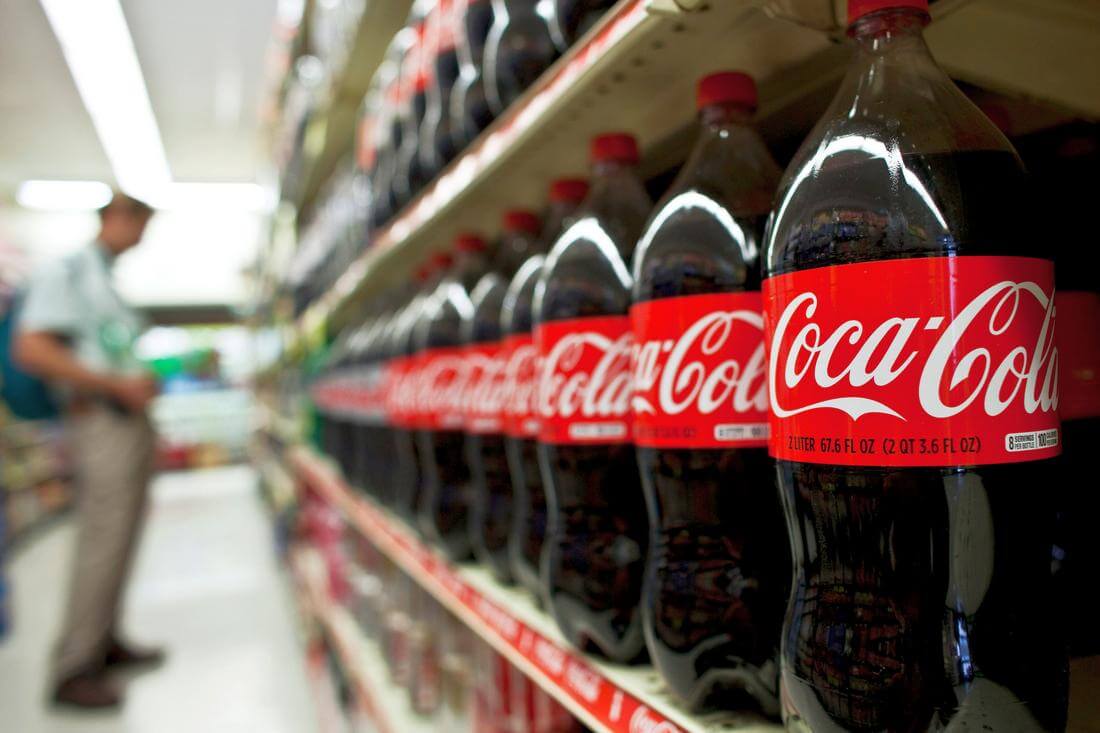 Бренд Coca-Cola — фото напитков на продаже в магазине в США — American Butler