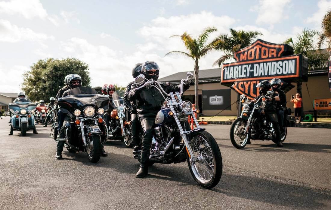 Эмблема брэнда Harley-Davidson — фото мотоциклистов — American Butler