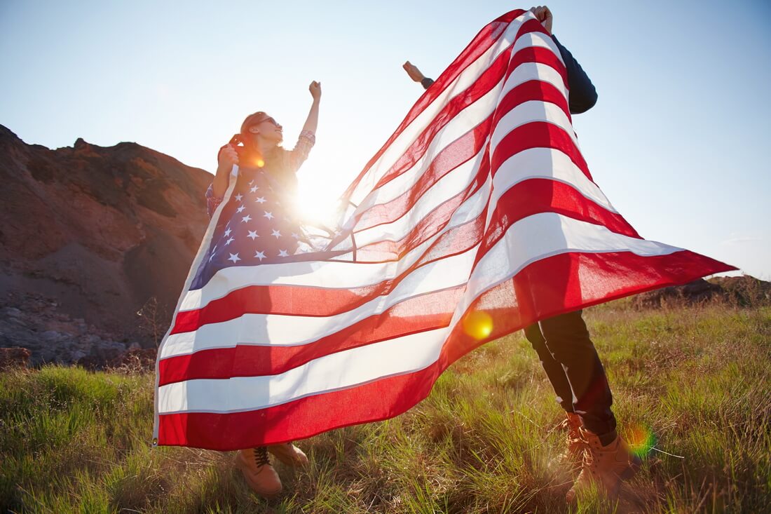 Интернет-реклама в Америке — фото мужчины и женщины с флагом США — American Butler