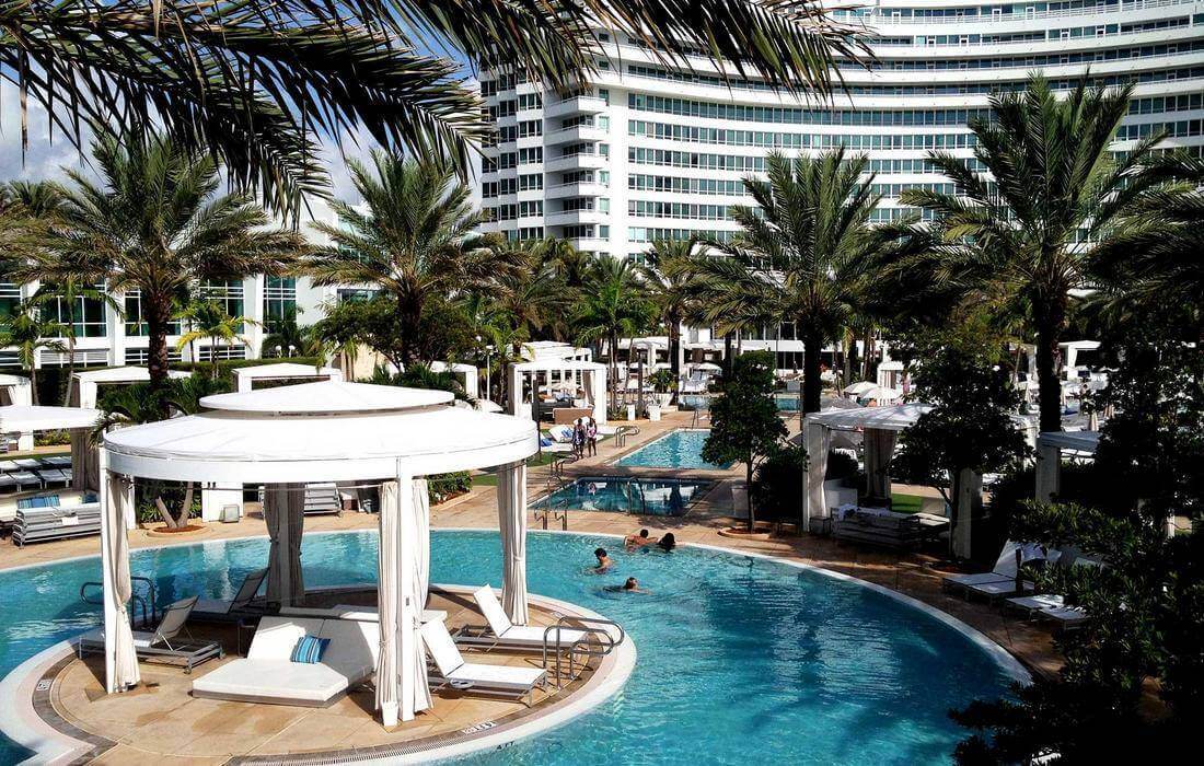 Вечеринки у бассейна в Майами - фото кушеток у бассейна - American Butler