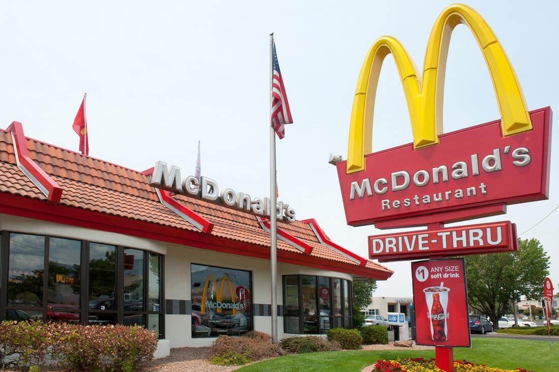 Фото ресторана общественного, быстрого питания Макдональдс — одной из популярнейших сетей фастфуда в США — American Butler