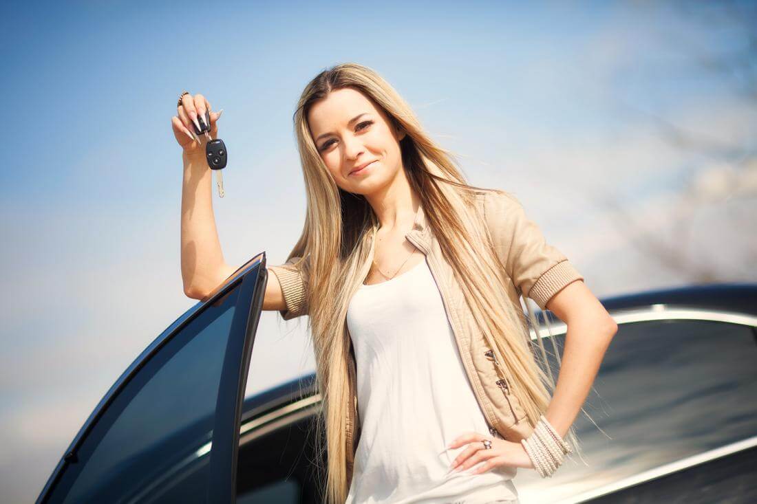 Покупка нового автомобиля в США — фото девушки с ключами на фоне автомобиля — American Butler