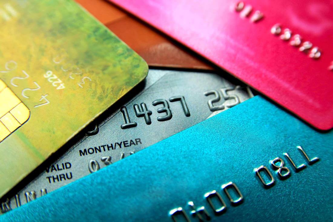 Кредитная система в США — фото кредитных карт на столе — American Butler