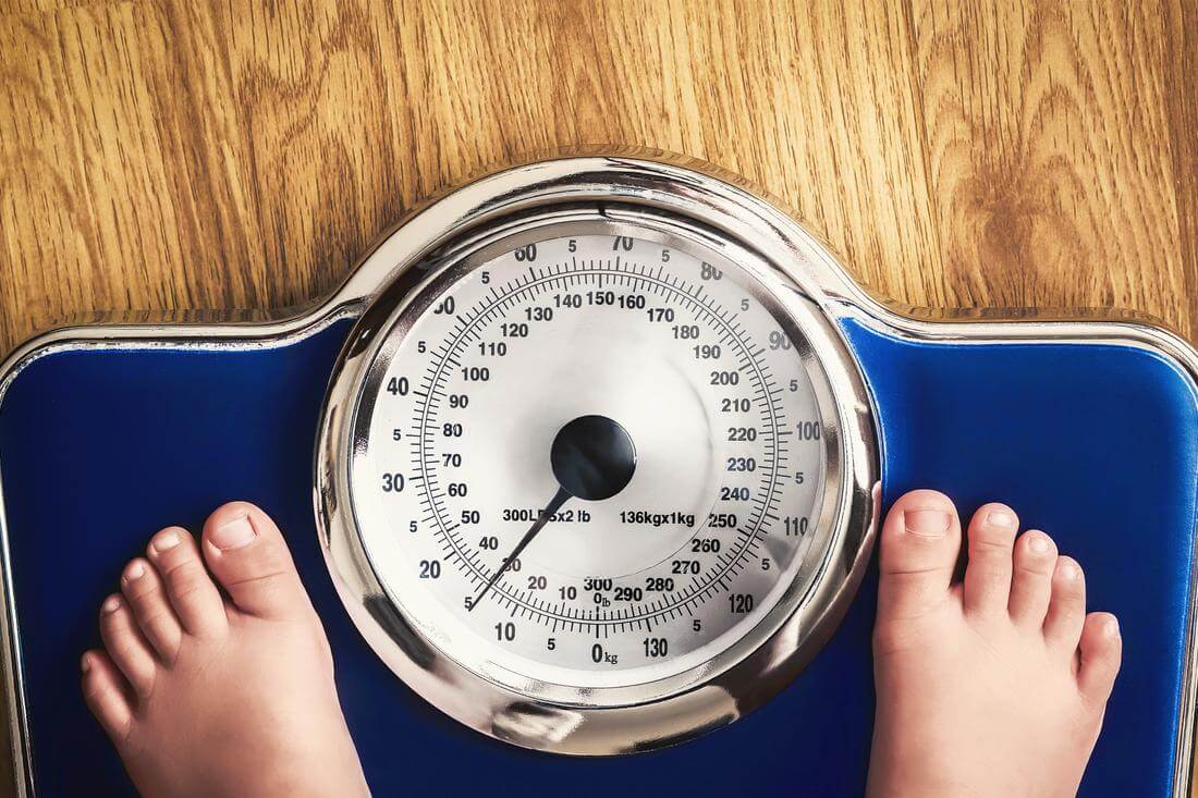 Почему в Америке много толстых людей — фото ребёнка на весах с ожирением — American Butler