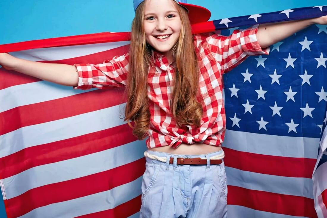 Стоимость воспитания ребенка в Америке — фото девочки с американским флагом — American Butler