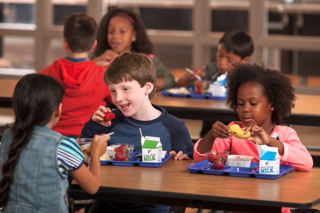 Дети в США — фото детей на обеде в школе — American Butler