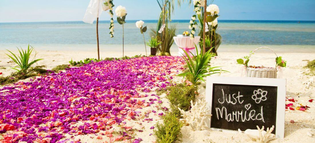 Американская свадьба в США — фото декораций на пляже — American Butler