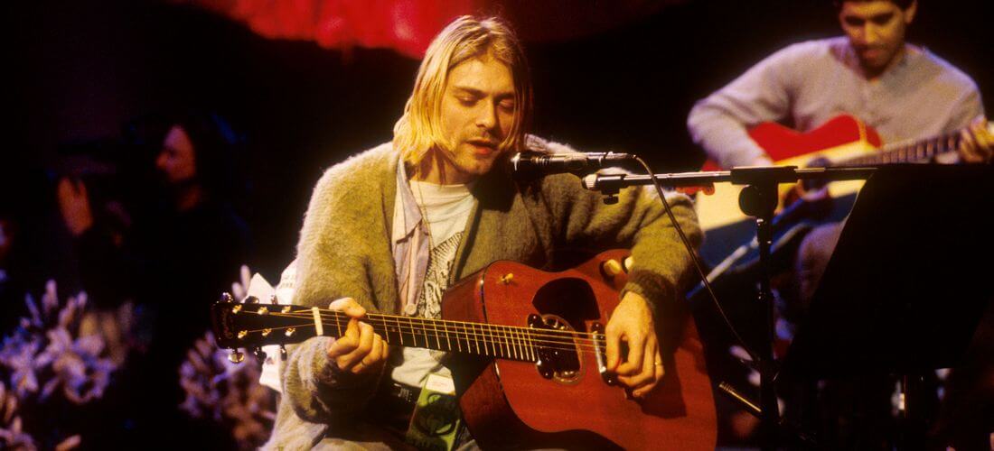 Фото Курта Кобейна с гитарой на концерте Nirvana Unplugged в Нью-Йорке — American Butler