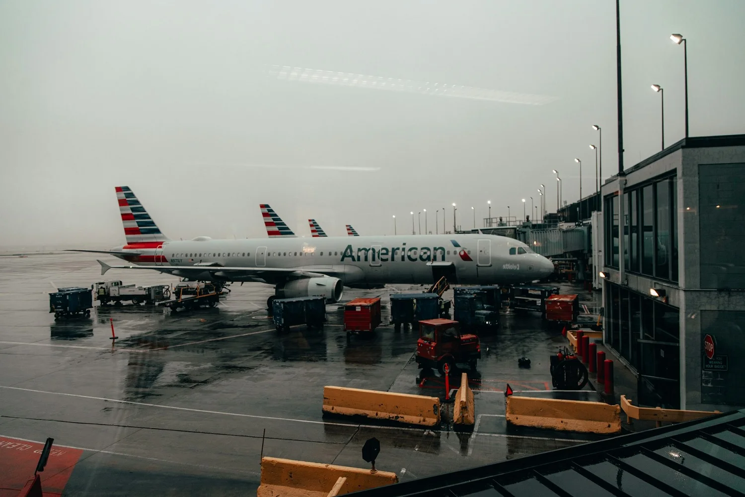 Самолет American Airlines в аэропорту