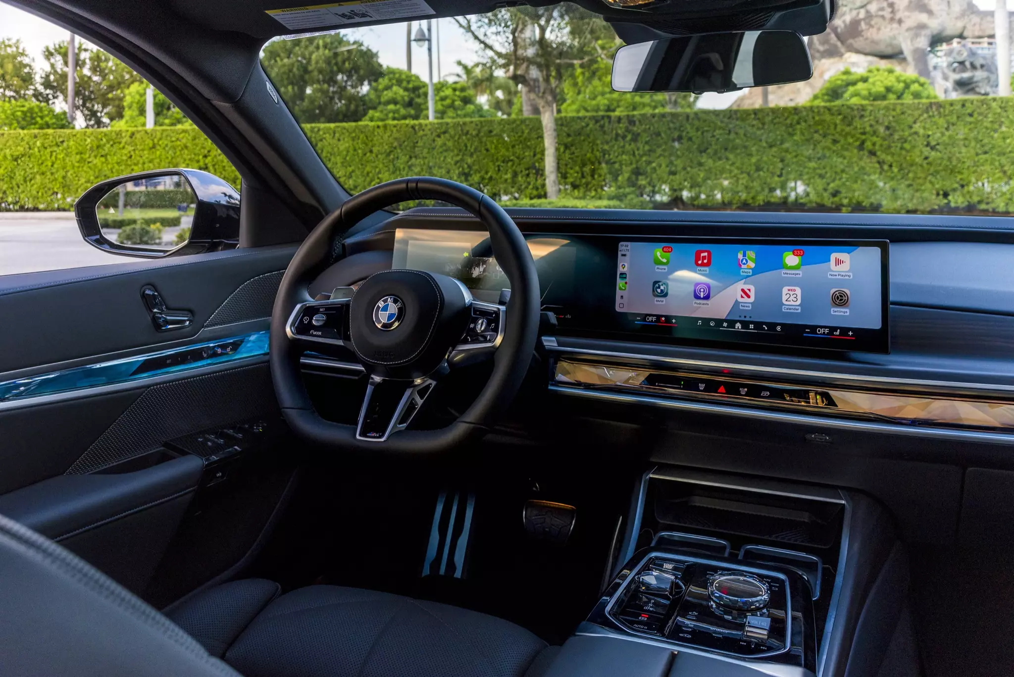 Центральная консоль автомобиля BMW 740 