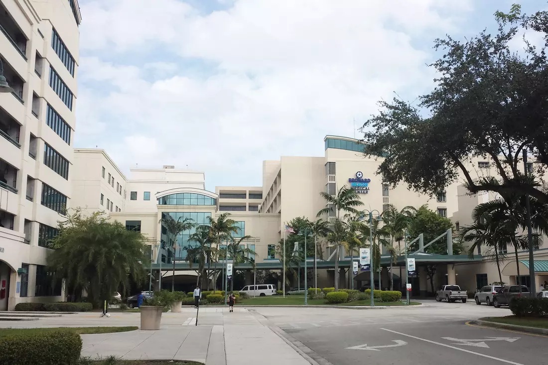 Фотография главного входа в медицинский центр Broward Health в городе Форт-Лодердейл, Флорида, США