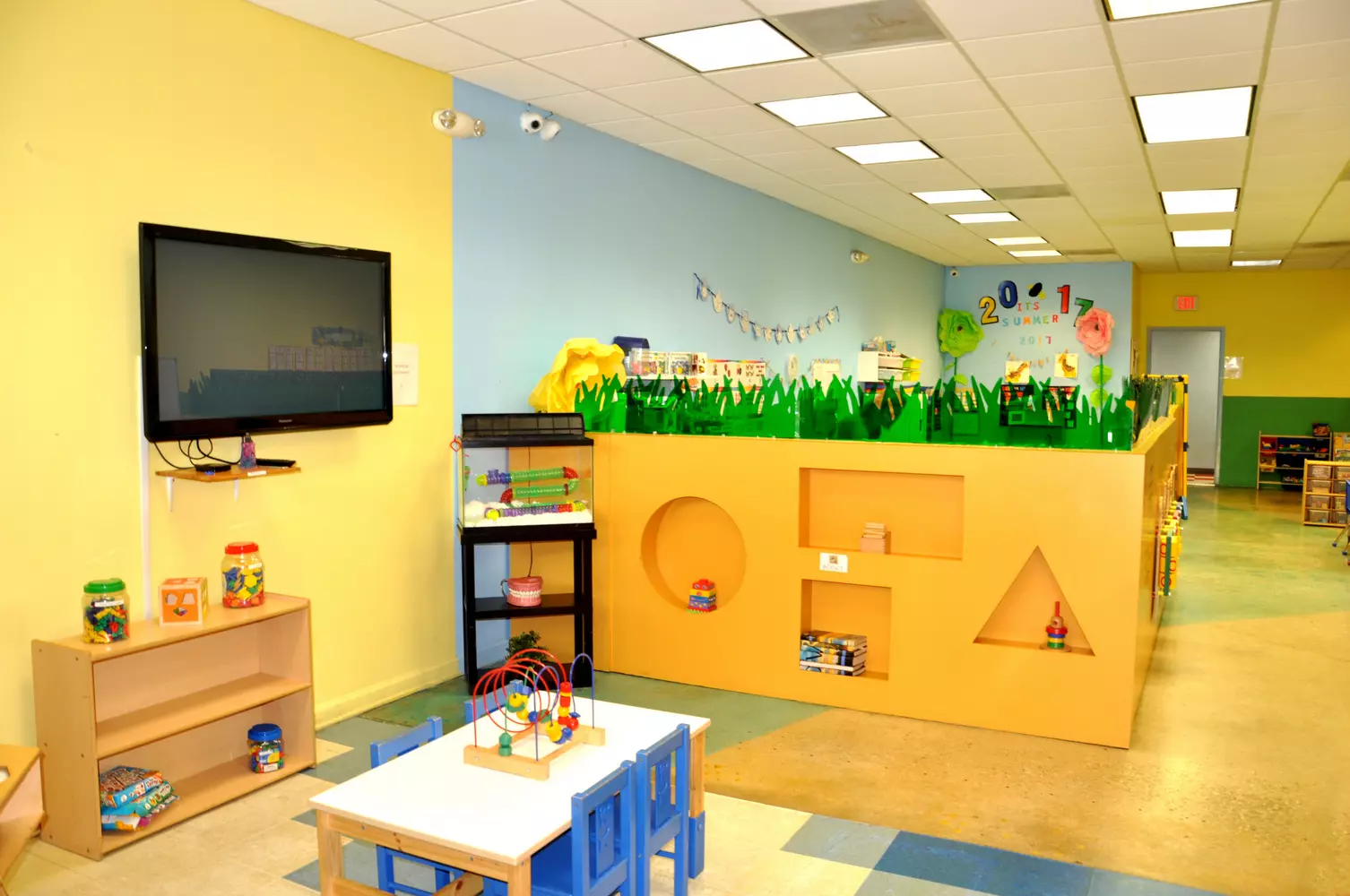Безопасная и развивающая учебная среда в Sunny Isles Kids Club Светлое и современное помещение детского сада Sunny Isles Kids Club в Майами