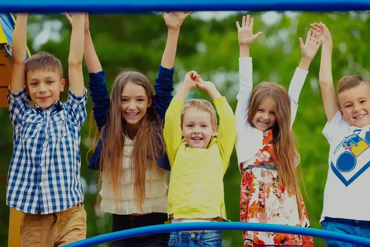 Активный отдых на свежем воздухе в Sunny Isles Kids Club Дети играют на улице во время прогулки с Sunny Isles Kids Club в Майами