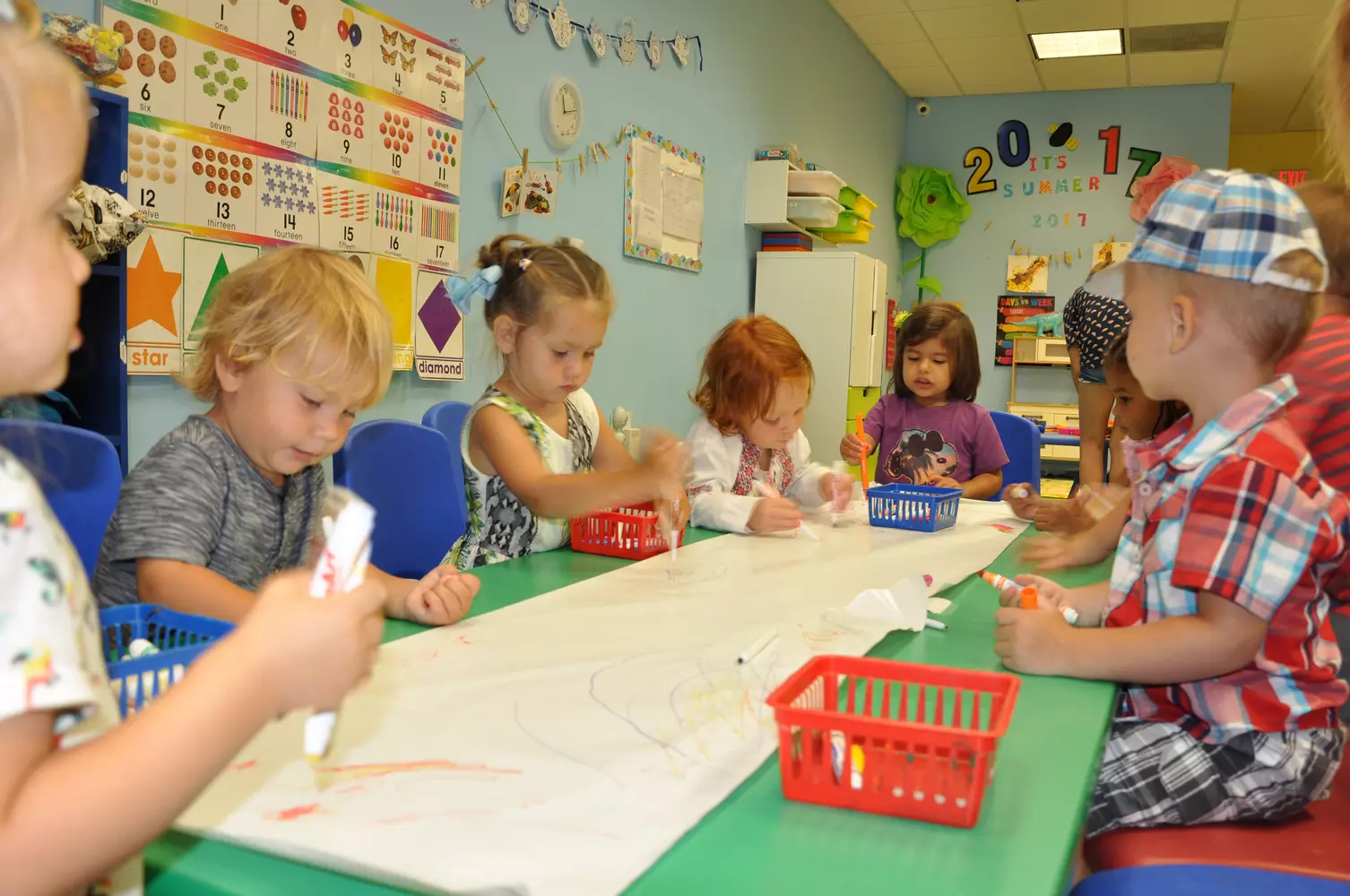 Интерактивное обучение в детском саду Sunny Isles Kids Club Дети участвуют в обучающих занятиях в Sunny Isles Kids Club в Майами