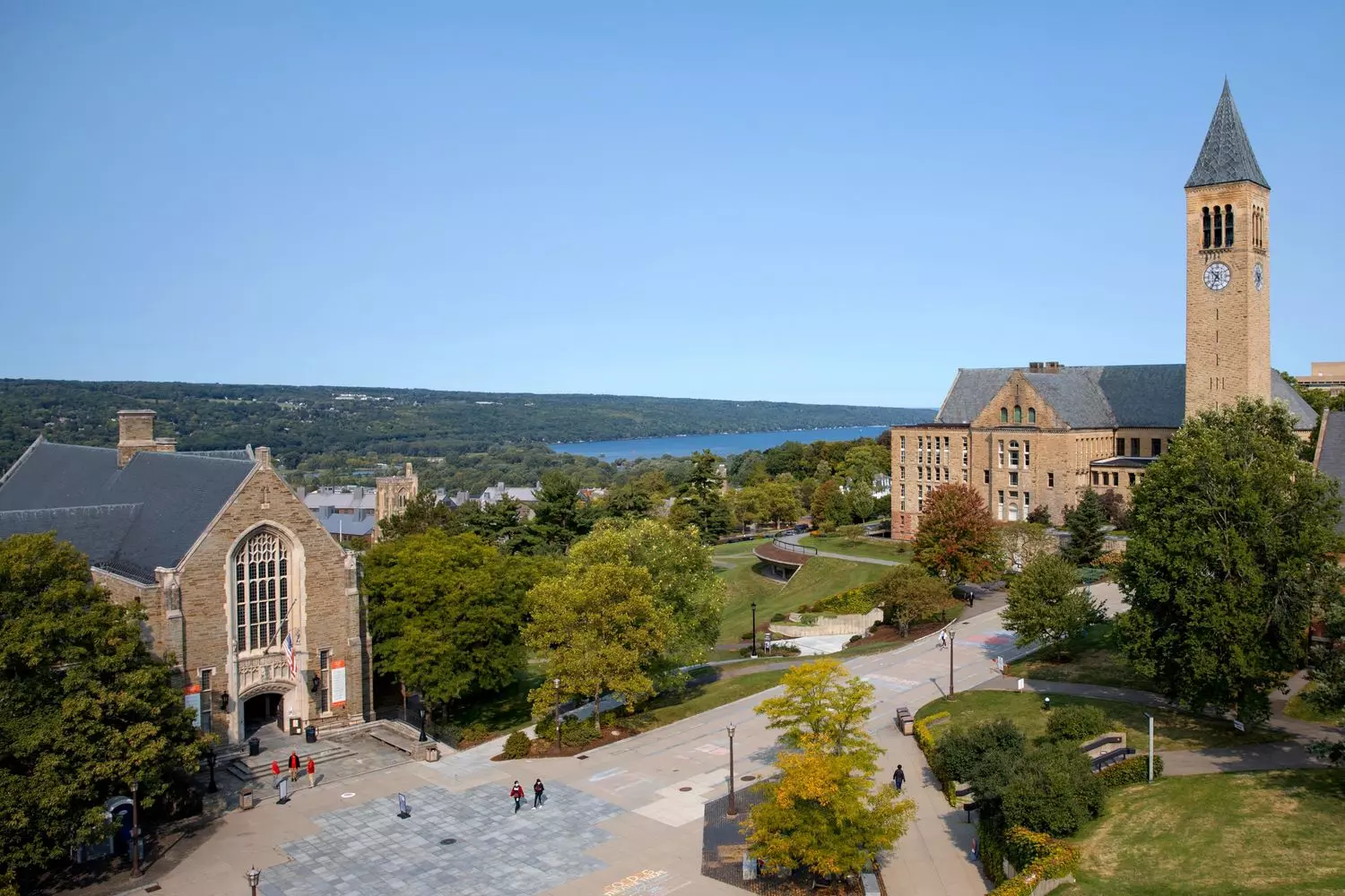 Историческое здание Макгроу Холл в Корнеллском университете с его знаменитой часовой башней