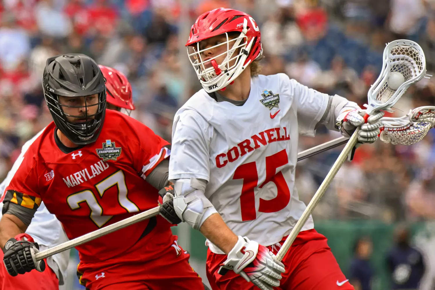 Момент напряженной борьбы или радости от победы во время матча, демонстрирующий скорость, мастерство и страсть команды Корнелл Беарс