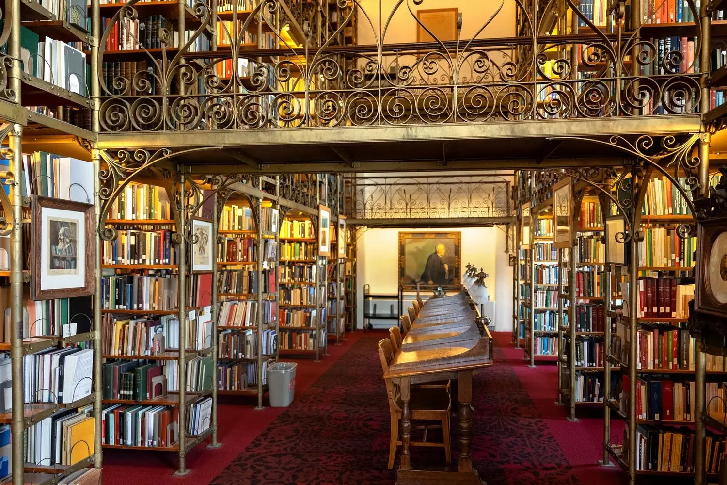 Величественный и спокойный интерьер читального зала исторической библиотеки Корнелла со сводчатыми потолками, деревянными столами