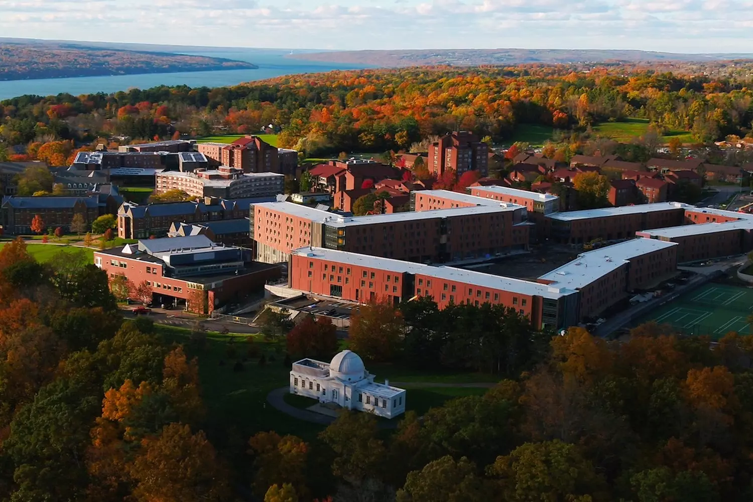 Панорамный вид современных общежитий Северного кампуса Корнеллского университета, демонстрирующий масштабный комплекс, где первокурсники формируют свое сообщество